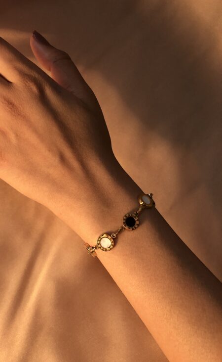 How to Take Care of Artificial Bracelets So They Last Longer