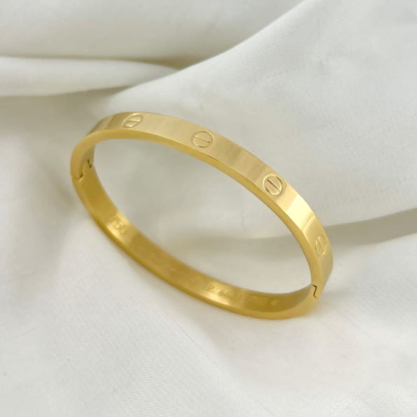 How to Take Care of Artificial Bracelets So They Last Longer 4 Artificial Bracelets